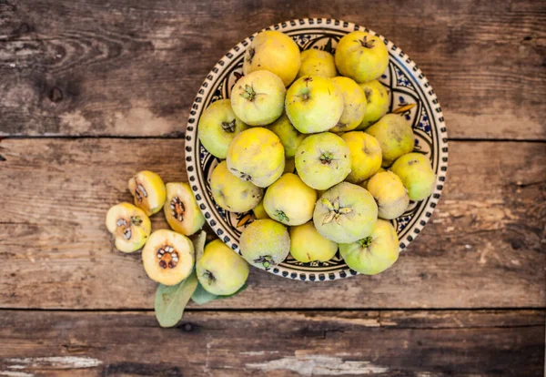 Quince fruits on a wooden background. Harvest of autumn fruits. Yellow tart hard fruit. Cut quince with leaf. Terry grade. Healthy vitamin food. — Stock Photo, Image
