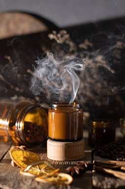 Beyaz arka planda cam kavanozlarda farklı aroma mumları. Kokulu el yapımı mum. Soya mumları kavanozda yanıyor. Balmumu ve parafin kavanozda.