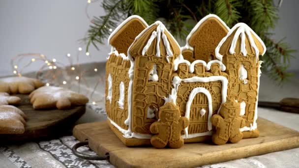 집에서 만든 크리스마스 제빵 집이야. 진저브레드 맨. 크리스마스 트리 모양의 쿠키와 테이블 위의 눈송이. 디저트로 먹을 거야. 겨울 진저브레드. — 비디오