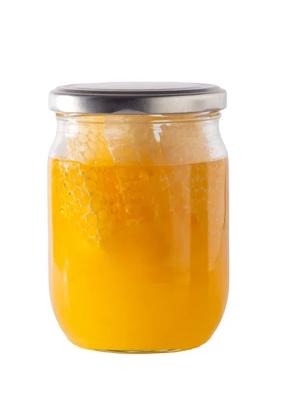 Frasco de mel com favos de mel isolado sobre fundo branco. Produto de abelha transparente amarelo. Embalagem de meio litro com espaço para uma etiqueta. Mel de abelha num frasco de vidro. Alimentos naturais saudáveis — Fotografia de Stock