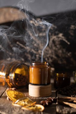 Beyaz arka planda cam kavanozlarda farklı aroma mumları. Kokulu el yapımı mum. Soya mumları kavanozda yanıyor. Balmumu ve parafin kavanozda.