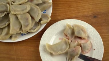 Kirazlı Vareniki. Geleneksel Ukrayna yemekleri. Tabakta hamur köftesi. Haşlanmış hamurdan meyve doldurma.