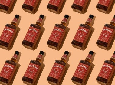 Beyaz arka planda izole edilmiş viski şişesi Jack Daniels Red etiketi. Jennessee yangını. Jack Daniel 'in tennessee viskisinin üreticilerinden tarçın likörü. Baharatlı alkol içeceği. Ukrayna, Kyiv - 17 Mayıs