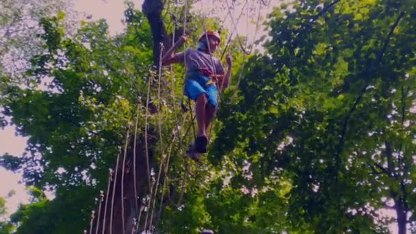 Мотузковий Парк Хлопчик Підліток Шоломі Ходить Підвішених Мотузкових Драбинах Карабіни — стокове відео