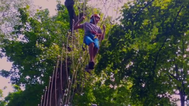 Seilpark Ein Jugendlicher Mit Helm Geht Auf Aufgehängten Strickleitern Karabiner — Stockvideo