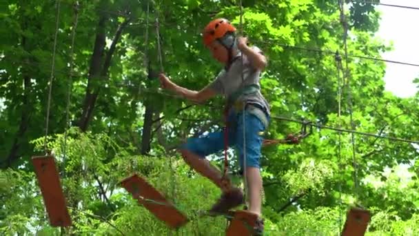 Touw Park Een Tiener Een Helm Loopt Hangende Touwladders Karabijnhaak — Stockvideo