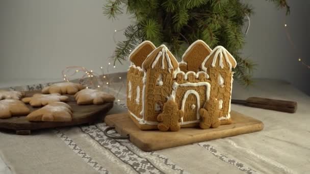 집에서 크리스마스 집이야 진저브레드 아이싱으로 장식했지 크리스마스 모양의 쿠키와 테이블 — 비디오