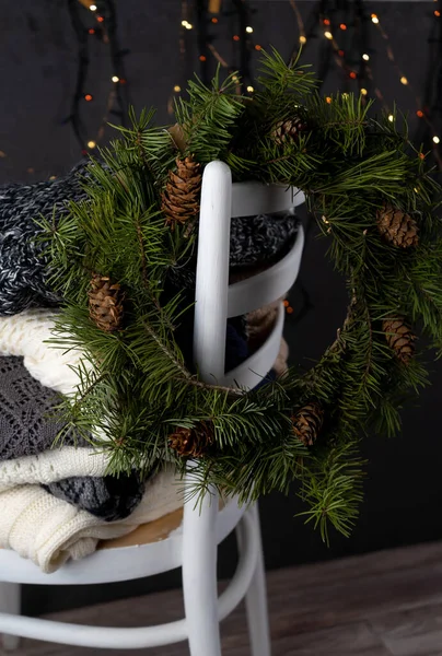 Una Corona Navidad Ramas Abeto Con Conos Cuelga Una Silla —  Fotos de Stock