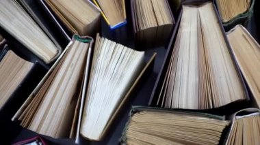 Kitap geçmişi. Kütüphanedeki eski kitaplar. Kitapçı dükkanı. Kitapçı, kitapçı..