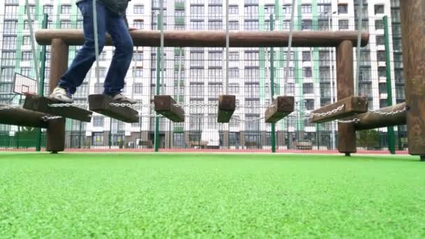 Huśtawki Nowym Placu Zabaw Nogi Dzieci Chodzą Drewnianych Prętach Zawieszonych — Wideo stockowe