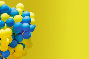 Sarı ve mavi balonlar. Bir sürü taşak. Yazılı helyum balonu arkaplanı. Boşluğu kopyala.