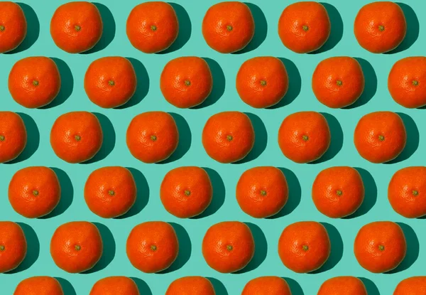 Шаблон Оранжевых Мандаринов Бирюзовом Синем Фоне Плод Тенью Новогодняя Концепция — стоковое фото