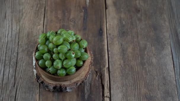 Green Gooseberries Wooden Bowl Harvest Berries Wooden Table Gooseberry Summer — Stock video