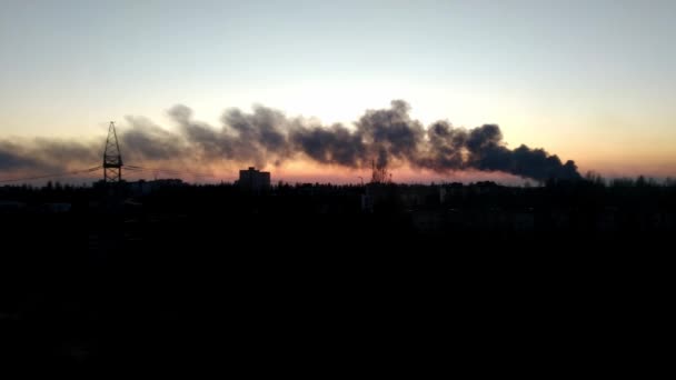 戦争中にロシアのミサイルとウクライナへのロシアの攻撃によって爆撃された後 キエフ ウクライナ 火傷や煙の民間住宅の建物 煙と火だ 2022年3月 — ストック動画