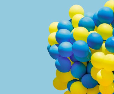 Sarı ve mavi balonlar. Bir sürü taşak. Yazılı helyum balonu arkaplanı. Boşluğu kopyala.