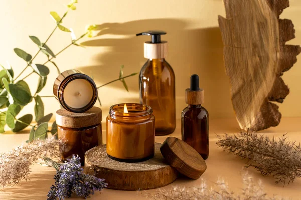 Cam kavanozdaki soya mumları. Aromaterapi. Yanan mum ve lavanta. Kavanozlar için tahta kapak. Bej arka plan. Rahatlık ve rahatlama. El yapımı. Ev dekoru.