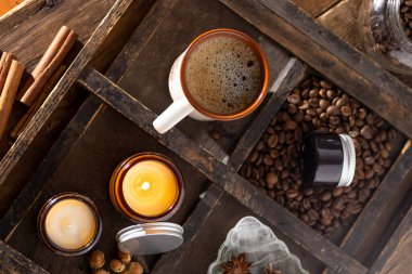 Kahverengi cam kavanozlarda farklı aroma mumları. Kokulu el yapımı mum. Soya mumları bir kavanozda yanıyor. Aromaterapi ve spa 'da ve evde rahatlamak..