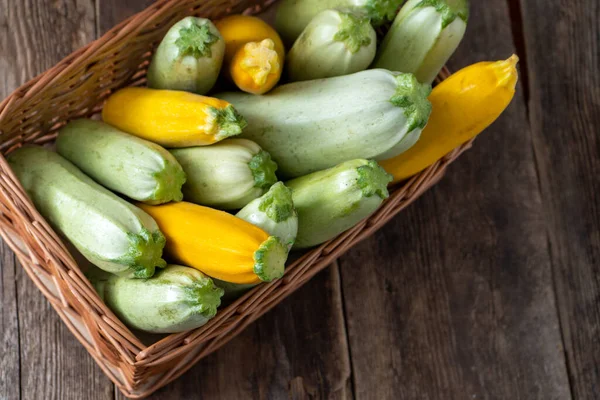 Zucchine Multicolori Giallo Verde Bianco Arancione Sul Tavolo Legno Primo — Foto Stock