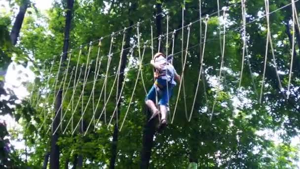 Мотузковий Парк Хлопчик Підліток Шоломі Ходить Підвішених Мотузкових Драбинах Карабіни — стокове відео