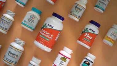 iHerb 'den vitaminler, mineraller ve mikro besinler. Bir sürü farklı kavanoz. Biyolojik olarak aktif gıda katkı maddeleri. Beslenme takviyesi çevrimiçi alınıyor. Sağlık için ilaçlar. Kyiv, Ukrayna - 13 Temmuz 2022