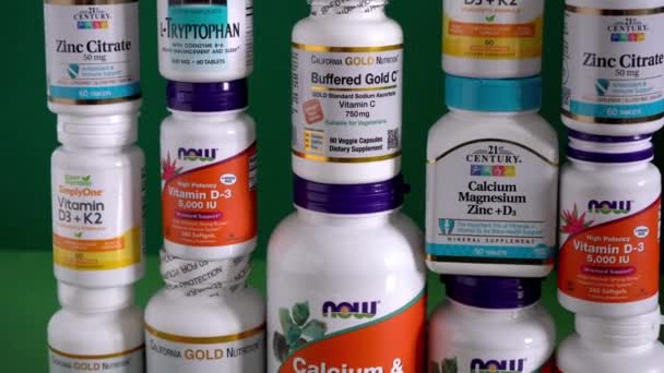 Vitaminas Minerales Micronutrientes Iherb Muchos Frascos Diferentes Aditivos Alimentarios Biológicamente — Vídeos de Stock