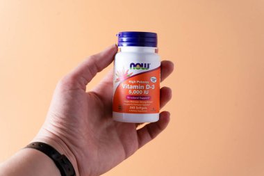 Şimdi Yiyecekler, Yüksek Potansiyel Vitamin D3, 5,000 IU, 240 Kapsül iHerb vitamini. Beslenme takviyesi. Sağlık için ilaçlar. Kyiv, Ukrayna - 13 Temmuz 2022