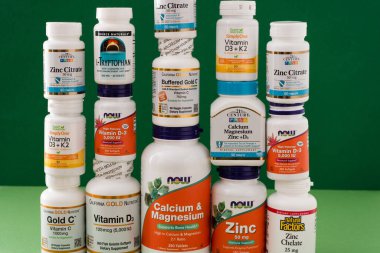 iHerb 'den vitaminler, mineraller ve mikro besinler. Bir sürü farklı kavanoz. Biyolojik olarak aktif gıda katkı maddeleri. Beslenme takviyesi çevrimiçi alınıyor. Sağlık için ilaçlar. Kyiv, Ukrayna - 13 Temmuz 2022