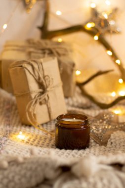 Kahverengi cam kavanozlarda farklı aroma mumları. Kokulu el yapımı mum. Soya mumları bir kavanozda yanıyor. Aromaterapi ve spa 'da ve evde rahatlamak..