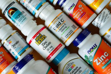 iHerb 'den vitaminler, mineraller ve mikro besinler. Bir sürü farklı kavanoz. Biyolojik olarak aktif gıda katkı maddeleri. Beslenme takviyesi çevrimiçi alınıyor. Sağlık için ilaçlar. Kyiv, Ukrayna - 13 Temmuz 2022