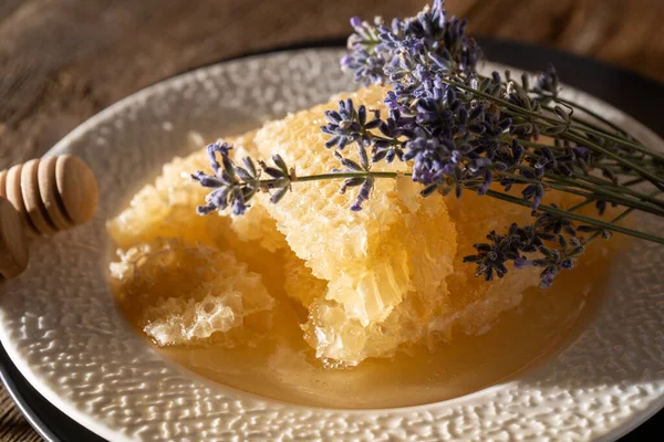 Honey Honeycombs White Plate Sweet Food Bowl Table Product Beekeeping — Stockfoto