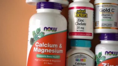 iHerb 'den vitaminler, mineraller ve mikro besinler. Bir sürü farklı kavanoz. Biyolojik olarak aktif gıda katkı maddeleri. Beslenme takviyesi çevrimiçi alınıyor. Sağlık için ilaçlar. Kyiv, Ukrayna - 13 Temmuz 2022