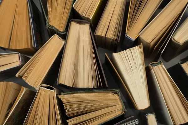 Kitap Geçmişi Kütüphanedeki Eski Kitaplar Kitapçı Dükkanı Bilgi Yayınları Edebiyat — Stok fotoğraf