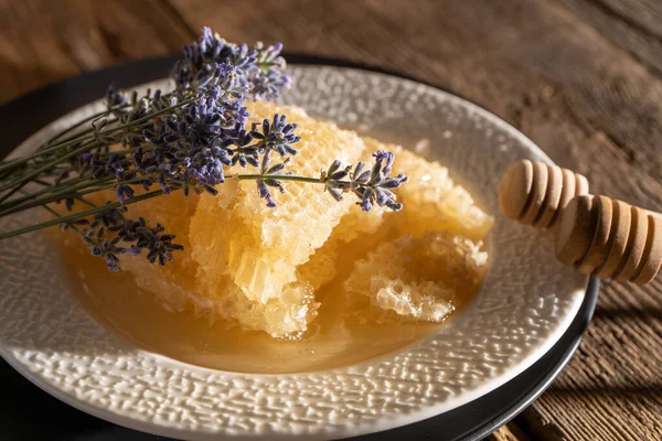 Honey Honeycombs White Plate Sweet Food Bowl Table Product Beekeeping — Stockfoto