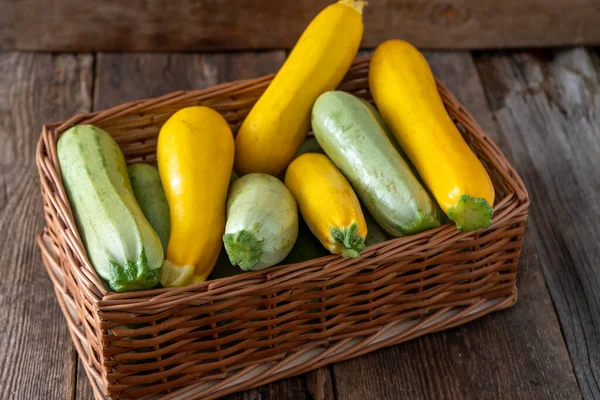 Zucchine Multicolori Giallo Verde Bianco Arancione Sul Tavolo Legno Primo — Foto Stock