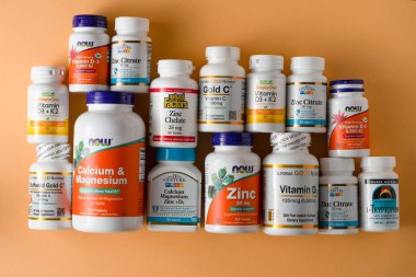 iHerb 'den vitaminler, mineraller ve mikro besinler. Bir sürü farklı kavanoz. Biyolojik olarak aktif gıda katkı maddeleri. Beslenme takviyesi çevrimiçi alınıyor. Sağlık için ilaçlar. Kyiv, Ukrayna - 13 Temmuz 2022