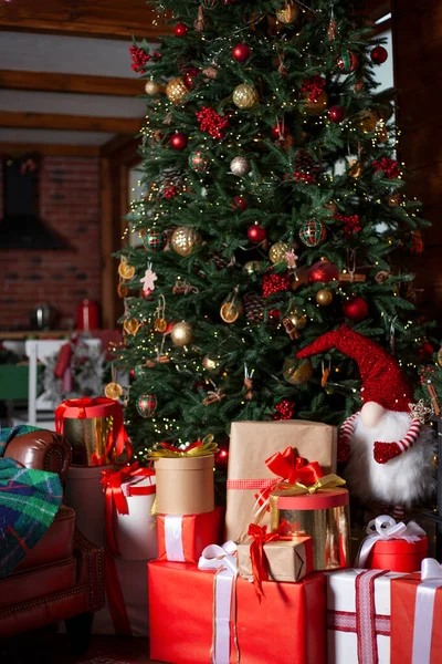 Işıklı Hediyeli Noel Ağacı Kırmızı Paketli Bir Hediye Tatili Yeni — Stok fotoğraf