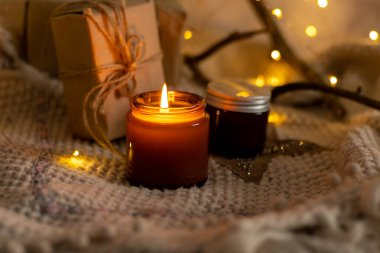 Kahverengi cam kavanozlarda farklı aroma mumları. Kokulu el yapımı mum. Soya mumları bir kavanozda yanıyor. Aromaterapi ve spa 'da ve evde rahatlamak..