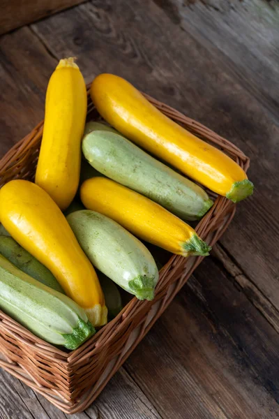 Mehrfarbige Zucchini Gelb Grün Weiß Orange Auf Dem Holztisch Großaufnahme — Stockfoto