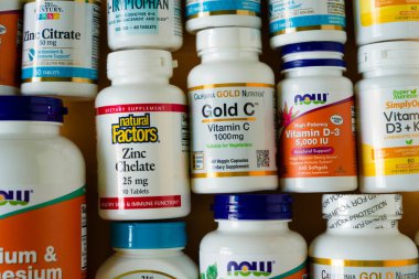 iHerb 'den vitaminler, mineraller ve mikro besinler. Bir sürü farklı kavanoz. Biyolojik olarak aktif gıda katkı maddeleri. Beslenme takviyesi çevrimiçi alınıyor. Sağlık için ilaçlar. Kyiv, Ukrayna - 13 Temmuz 2022