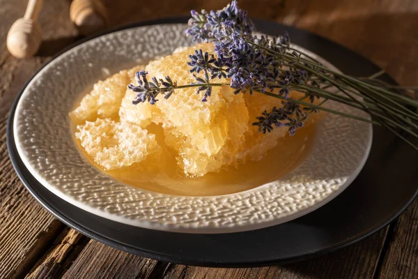 Honey Honeycombs White Plate Sweet Food Bowl Table Product Beekeeping — Fotografia de Stock