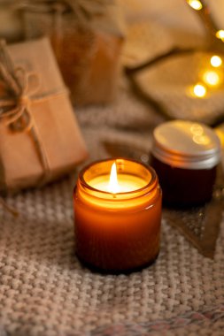 Kahverengi cam kavanozlarda farklı aroma mumları. Kokulu el yapımı mum. Soya mumları bir kavanozda yanıyor. Aromaterapi ve spa 'da ve evde rahatlamak..