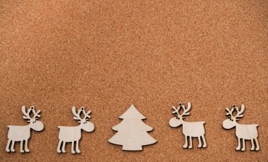 Mantar arka plan. Ren geyiği ve Noel ağacı uzay sınırını kopyaladı. Mesaj için yer. Noel oyuncakları. Geyik oyuncağı. Kartpostal konsept afişi. Geyik