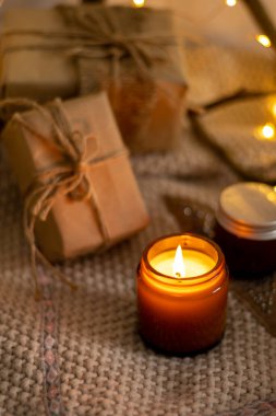 Kahverengi cam kavanozlarda farklı aroma mumları. Kokulu el yapımı mum. Soya mumları bir kavanozda yanıyor. Aromaterapi ve spa 'da ve evde rahatlamak..