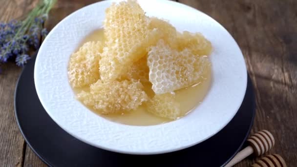 Miel Panales Plato Blanco Comida Dulce Tazón Sobre Mesa Producto — Vídeo de stock