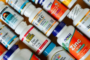 iHerb 'den vitaminler, mineraller ve mikro besinler. Bir sürü farklı kavanoz. Biyolojik olarak aktif gıda katkı maddeleri. Beslenme takviyesi çevrimiçi alınıyor. Sağlık için ilaçlar. Kyiv, Ukrayna - 13 Temmuz 2022