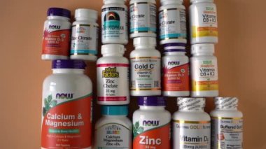iHerb 'den vitaminler, mineraller ve mikro besinler. Bir sürü farklı kavanoz. Biyolojik olarak aktif gıda katkı maddeleri. Beslenme takviyesi çevrimiçi alınıyor. Sağlık için ilaçlar. Kyiv, Ukrayna - 13 Temmuz 2022