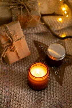 Kahverengi cam kavanozlarda farklı aroma mumları. Kokulu el yapımı mum. Soya mumları bir kavanozda yanıyor. Aromaterapi ve spa 'da ve evde rahatlamak..