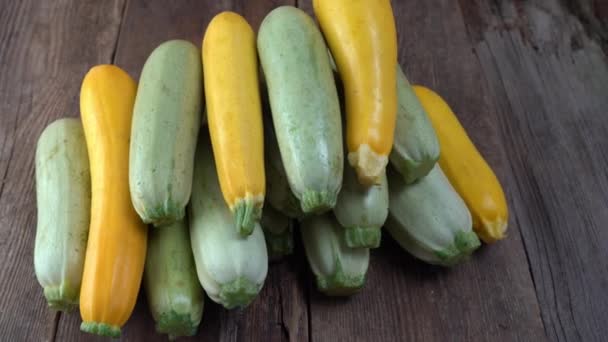 Een Set Van Veelkleurige Courgette Geel Groen Wit Oranje Tafel — Stockvideo