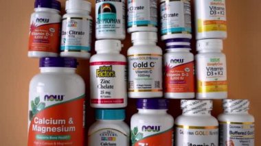 iHerb 'den vitaminler, mineraller ve mikro besinler. Bir sürü farklı kavanoz. Biyolojik olarak aktif gıda katkı maddeleri. Beslenme takviyesi çevrimiçi alınıyor. Sağlık için ilaçlar. Kyiv, Ukrayna - 13 Temmuz 2022