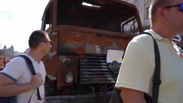 People Khreshchatyk Street Ukrainians Watching Exhibition Destroyed Burnt Russian Military — Vídeo de Stock